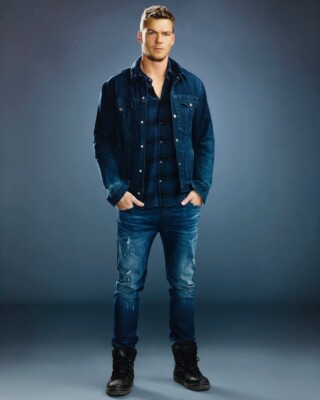 Alan Ritchson 8x10 Photo | eBay