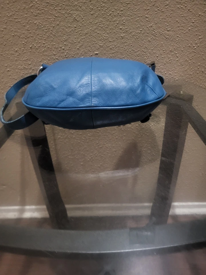 Bolso bandolera de cuero azul para mujer B Mokowsky.  Foto 3 de 4