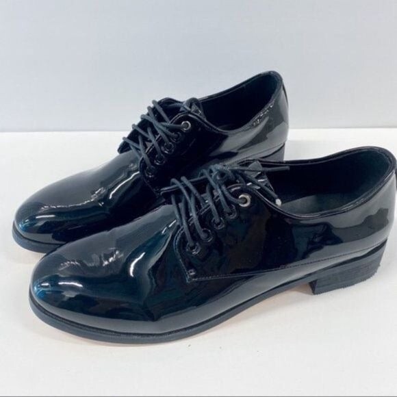 SAOLA Derby con lacci macro da ufficio in vernice nera punta chiusa. Tacchi a blocco formali