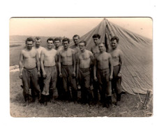 134 80 -Foto * Junge Soldaten oben ohne vor Zelt*  NVA DDR