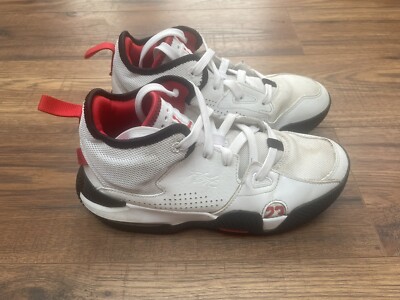 Jugendliche Jungen Jordan Stay Loyal 2 Turnschuhe Größe 4 UK weiß schwarz University Red