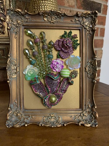 Vintage and Contemporary jewelry art framed - Picture 4 of 12