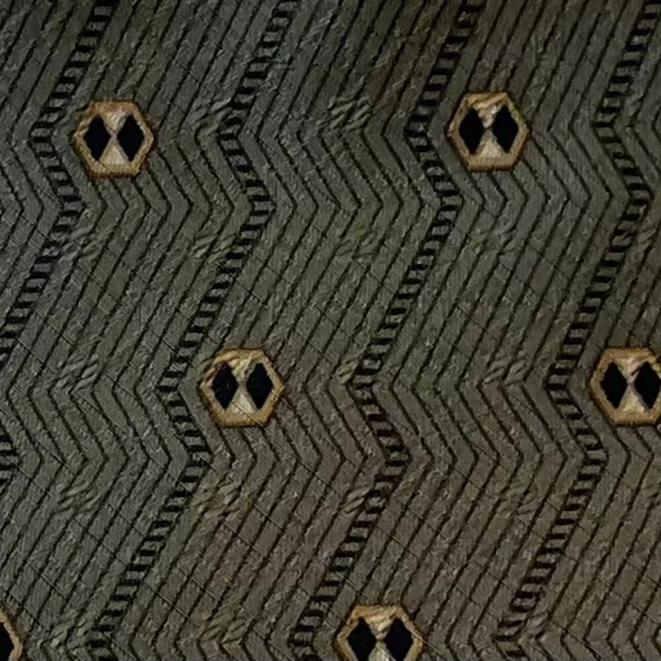 Corbata de seda Stafford Executive verde oliva, dorado y negro con estampado geométrico 58" Foto 3 de 4