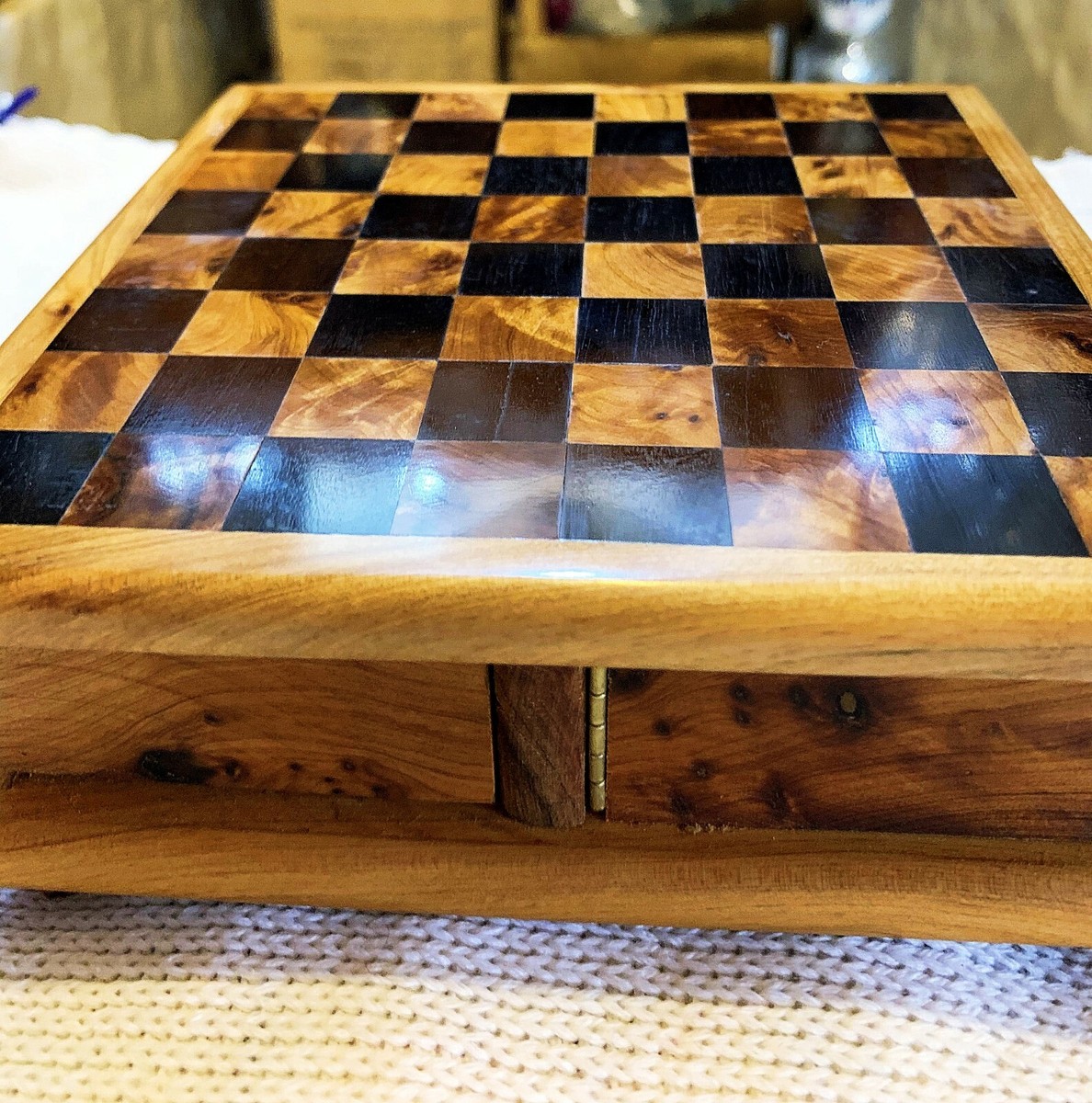 Bambino mostra orgoglioso un regalo fatto a mano - Modello da colorare