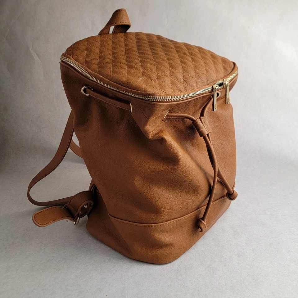 Mochila FOREVER 21 imitación cuero tostado dorado herrajes correas ajustables acolchada superior Foto 2 de 4