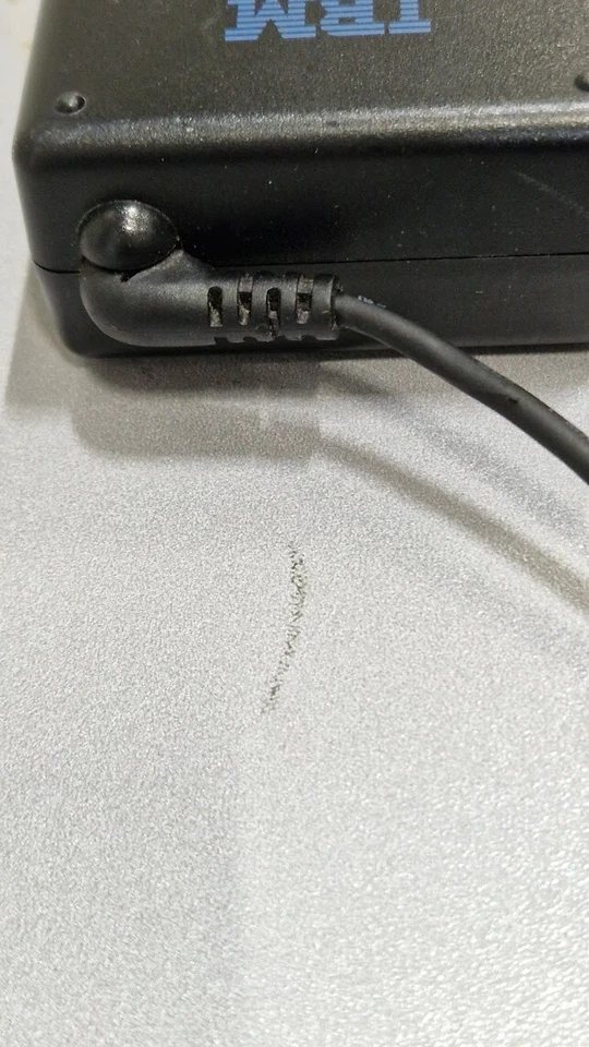 Adaptador de corriente IBM 83H6339 16V 3.36A usado funcionando sin cable de alimentación Foto 2 de 4