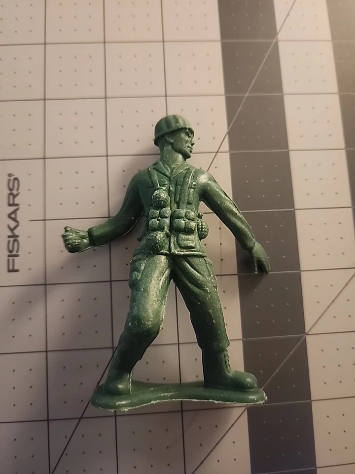 Vintage lot 2 Green 4 inch Plastic Army Men Soldiers - Image 2 of 4