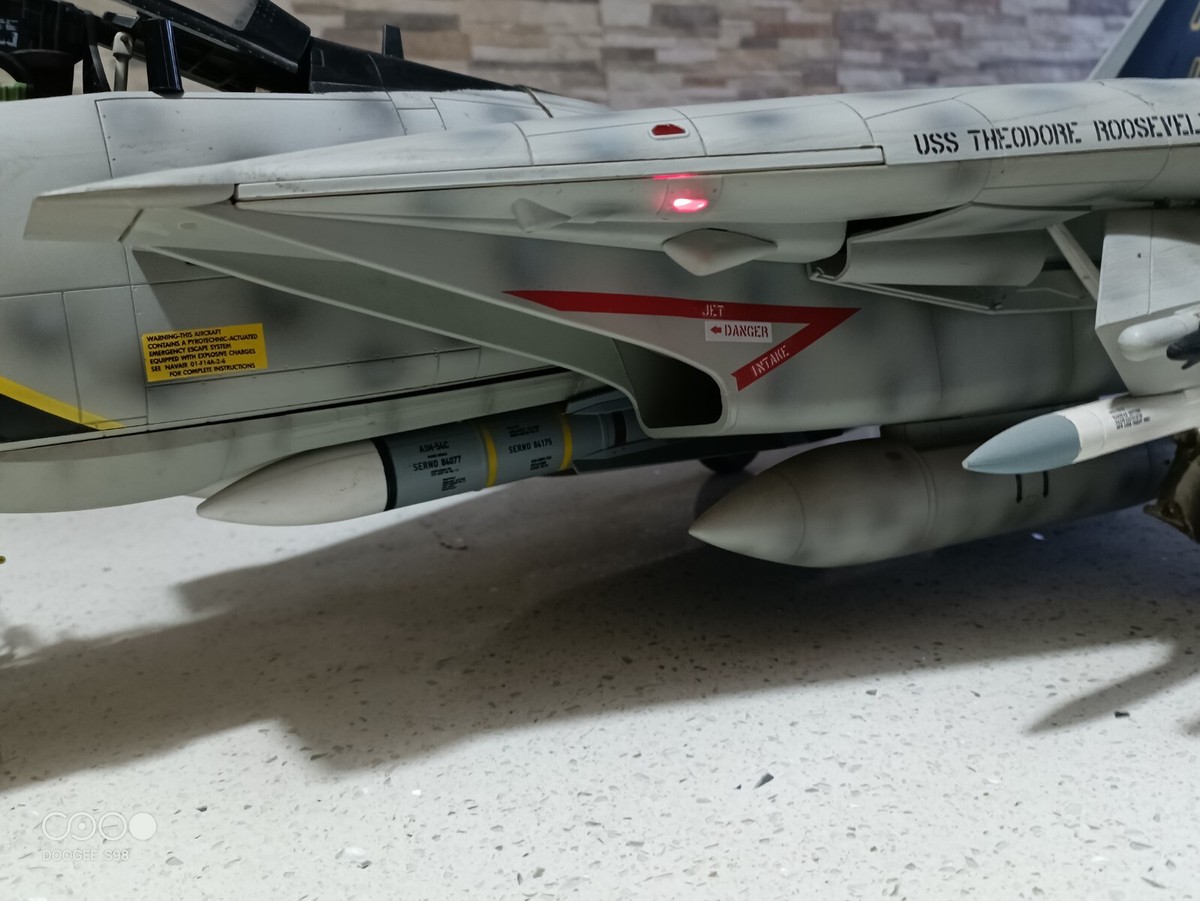 SUPER LIGHTED F-14A TOMCAT VF-84 JOLLY ROGERS JSI PLANE 1/18 SUPER LIGHTED F-14A TOMCAT VF-84 JOLLY ROGERS JSI PLANE 1/18