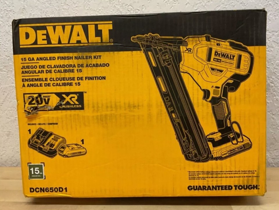 NEW BOX DEWALT DCN650D1 20V MAX XR 15 Gauge Angled Finish Nailer Kit