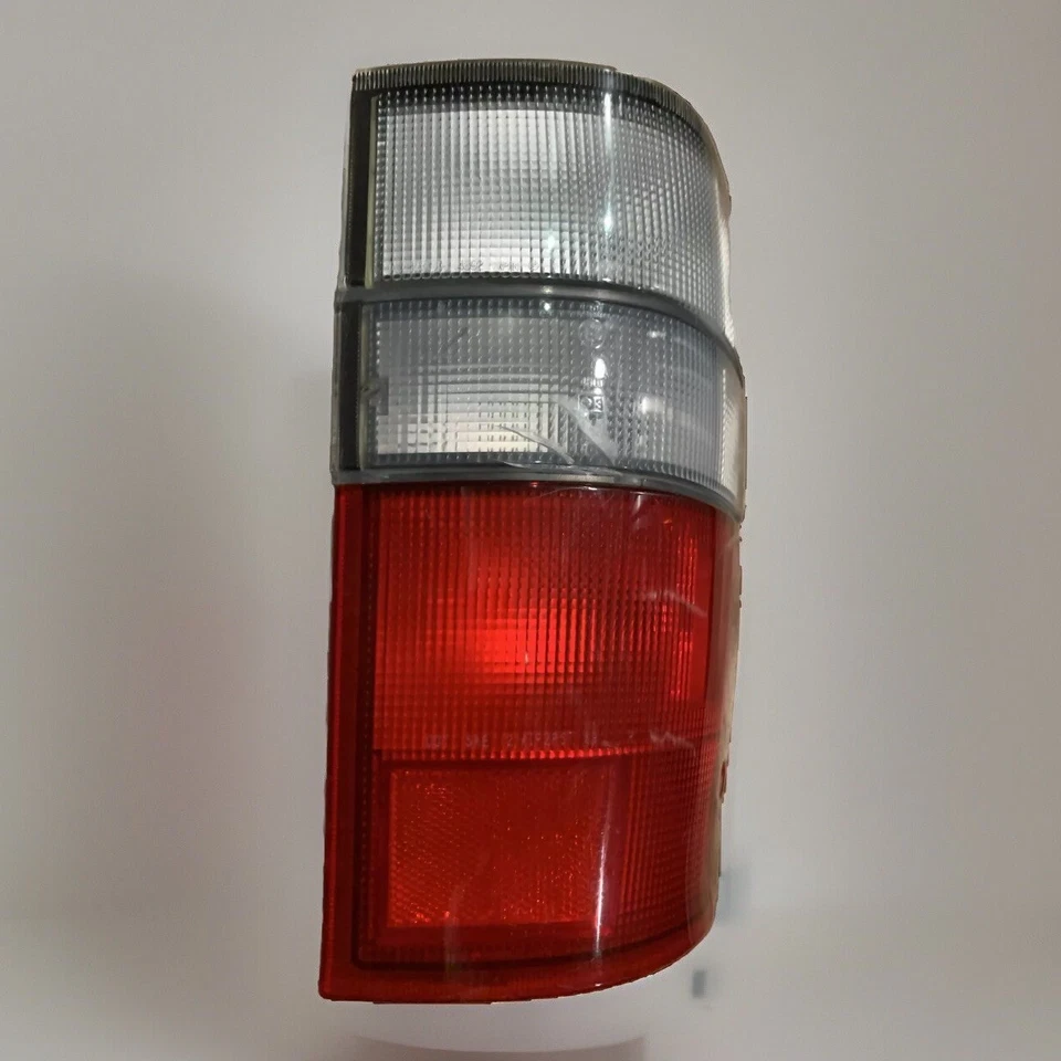 2000 - 2002 年五十铃部队讴歌 SLX 乘客右侧尾灯(有缺陷) — 第 4/4 张图片