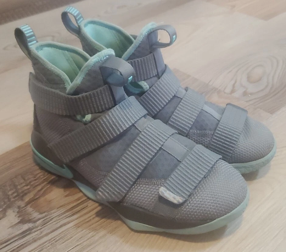 Lebron soldier sales xi youth