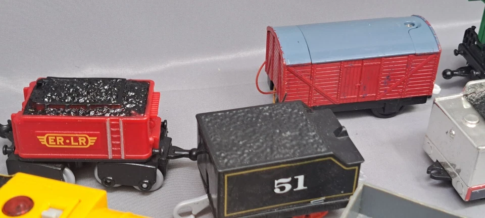 Lote de 8 Juguetes de Tren Diecast Varios Personajes Multicolores RARO Foto 4 de 4