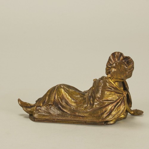 Bronzo dipinto a freddo inizio XX secolo "Reclining Lady" dei fratelli Jennings - Foto 6 di 22