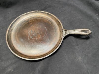 Vintage ''D'' Cast Iron griddle pan with fire ring  10''