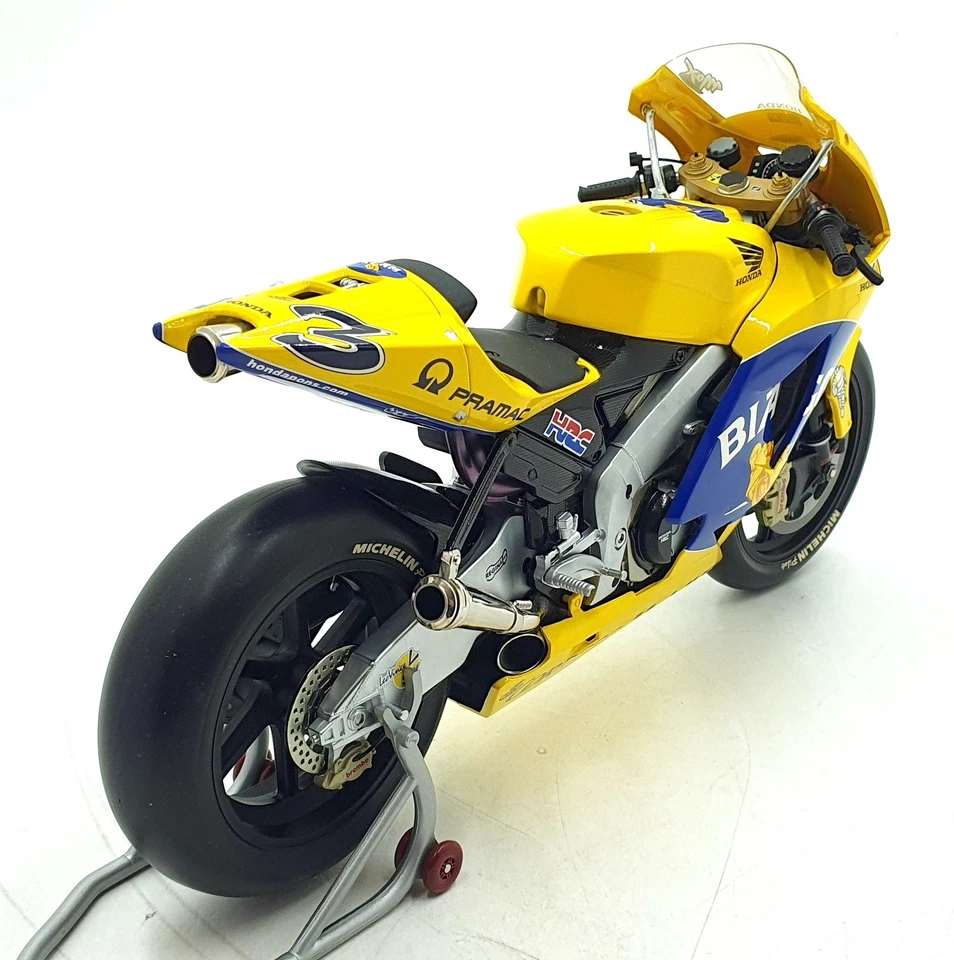 Minichamps 1/6 Scale 062 037103 - Honda RC211V Camel Pramac Pons M.Biaggi 2003 - Image 2 of 4