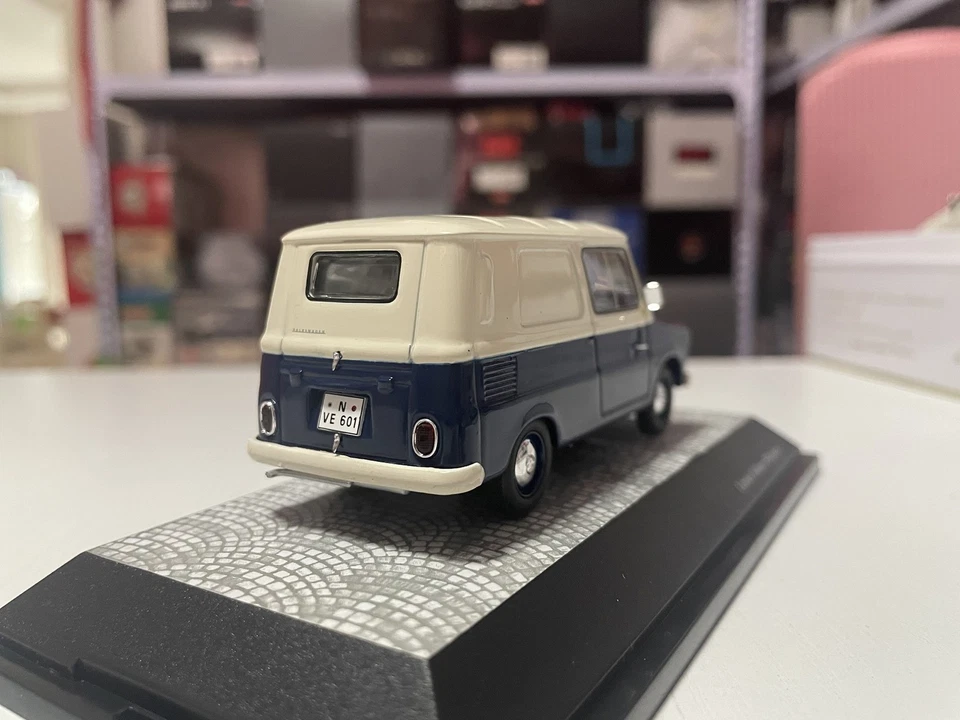 PREMIUM 1:43 ClassiXXs Volkswagen VW Fridolin Typ147 Camión Coche Modelo  Foto 3 de 4