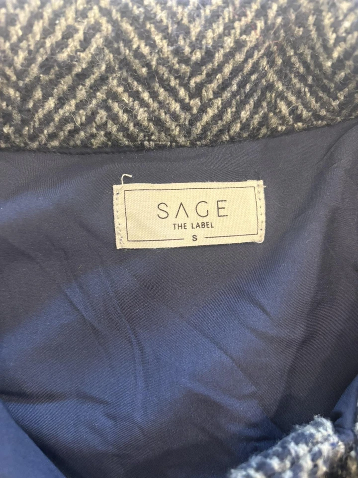 Chaqueta Sage The Label para mujer pequeña gris mezcla de lana recortada espiga tweed Foto 3 de 4