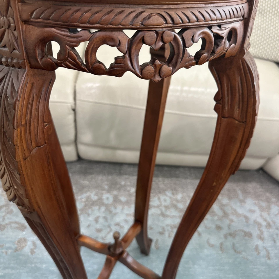 Mesa auxiliar/soporte de planta con tapa de mármol de caoba tallada de colección china de principios del siglo XX Foto 3 de 4