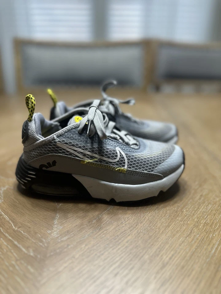 Zapatillas Niños 11c Nike Air Max 2090 en Gris Usadas Sin Caja Foto 3 de 4