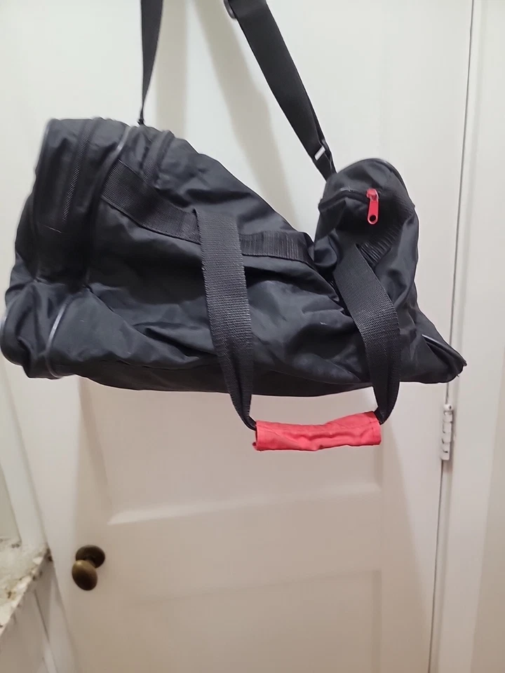 Bolso de Entrenamiento Gimnasio Converse All Star Duffle Negro Rojo. Cremallera. Correas. Vintage Foto 4 de 4