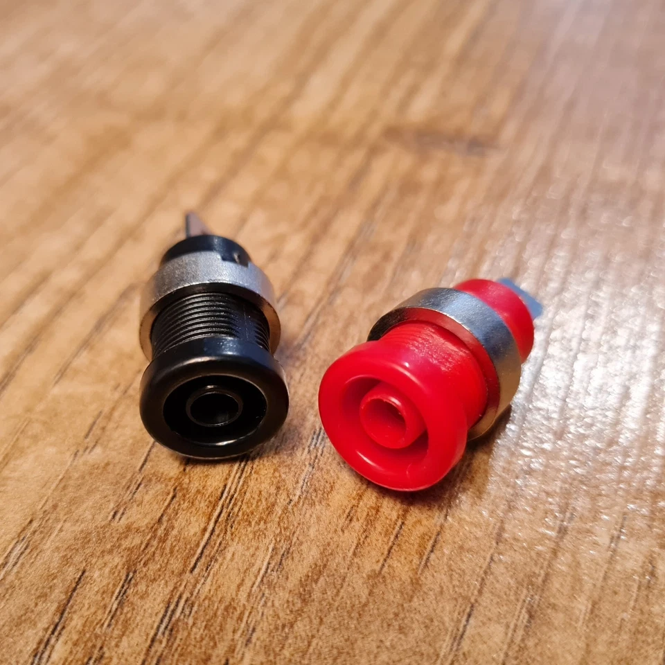 2 Pcs 4mm High Current Female Banana Plug Socket 1 x Black & 1 x Red 32 Amp - Image 2 of 4