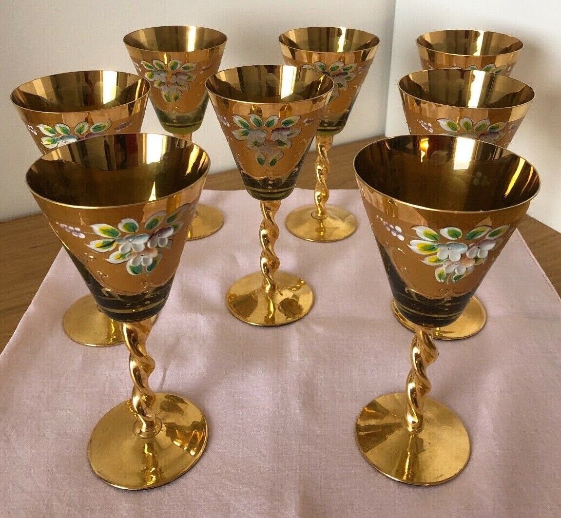 Bicchieri antichi: calici oro e porcellana Murano (otto pezzi).