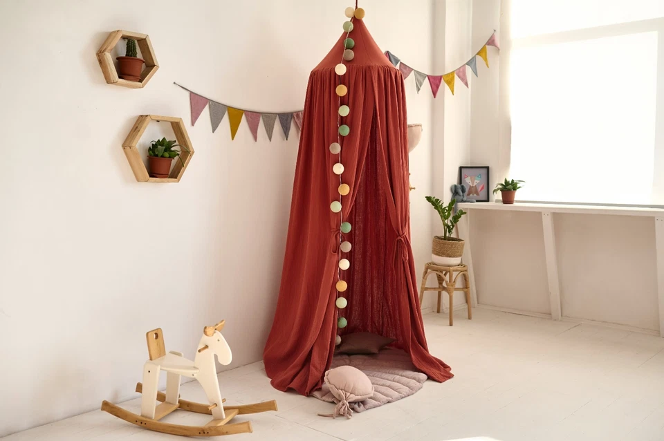 Cuna de muselina roja rústica Foto 3 de 4