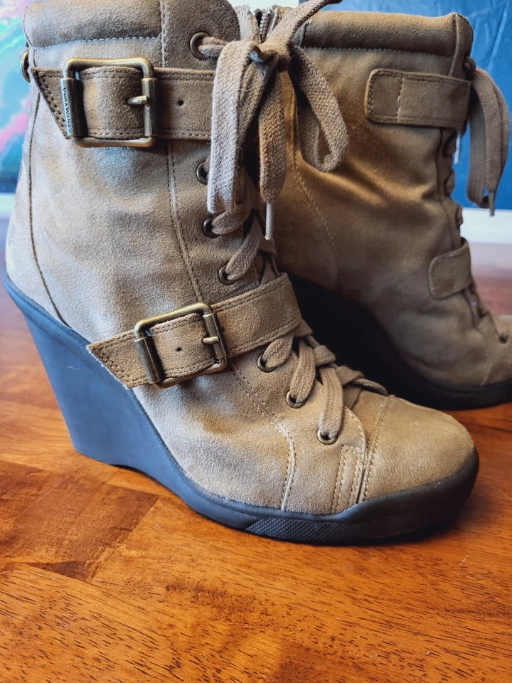 Simply Vera by Vera Wang ~ Sz 7.5 ~ Wedge Ankle Boots ~ Excellent Condition - Image 2 of 4