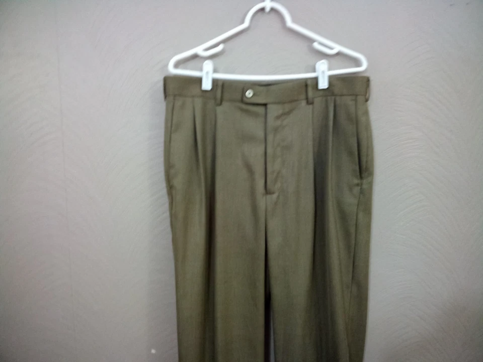 Pantalones de vestir Axist plisados delanteros con puños para hombre verde oliva 34x30 Foto 2 de 4