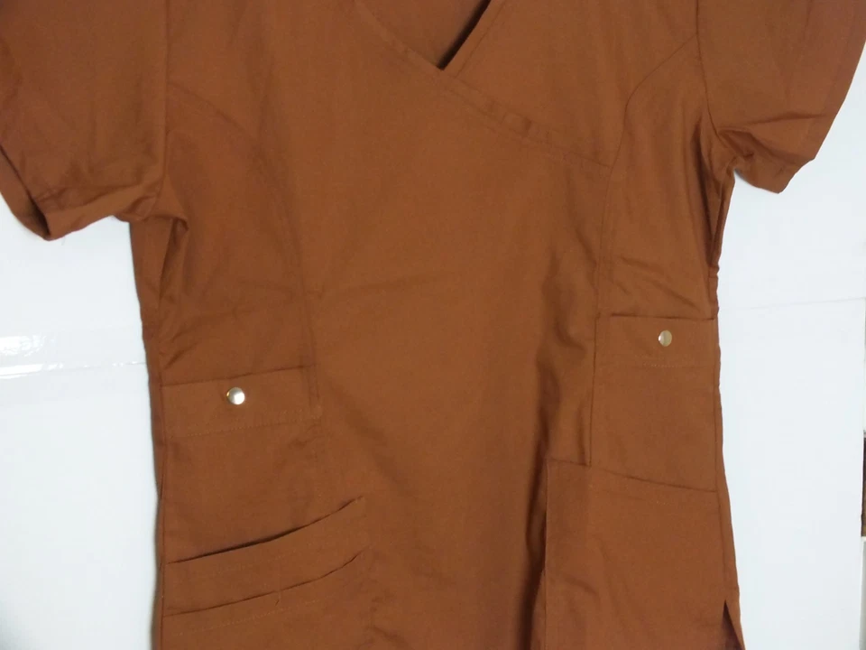 Blusa Médica MG Medgear Marrón, Talla Med Metal Bolsillos con Botones a Presión, Lazo en el Hombro Foto 3 de 4