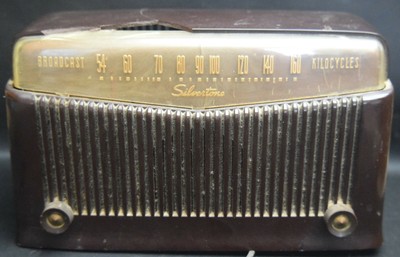 Silvertone Radio model # 9006 - Brown Bakelite w/Large Chip 
