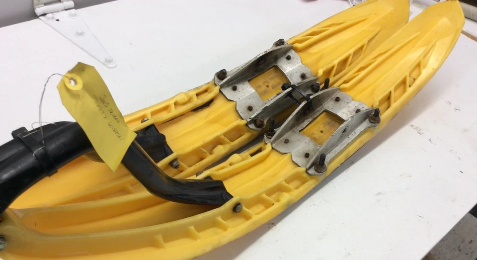 Juego de esquí Ski Doo par de esquís de precisión amarillo Rev ZX MXZ Summit GSX 505070727 OEM Foto 3 de 4