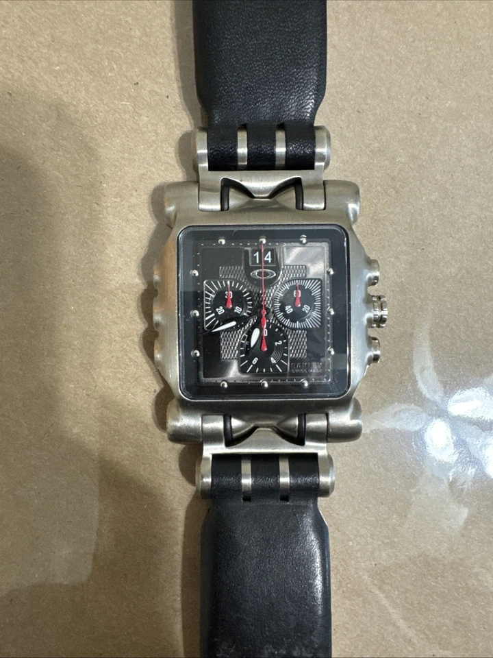 Reloj suizo Oakley Minute Machine Time Tank titanio cronógrafo negro/plateado Foto 4 de 4