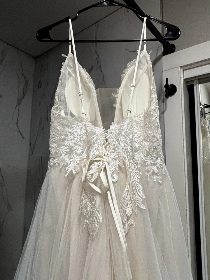 Wedding Dress White/Ivory Size 12 Lace On Top Sleeveless Back Zipper and corset - Image 3 of 4