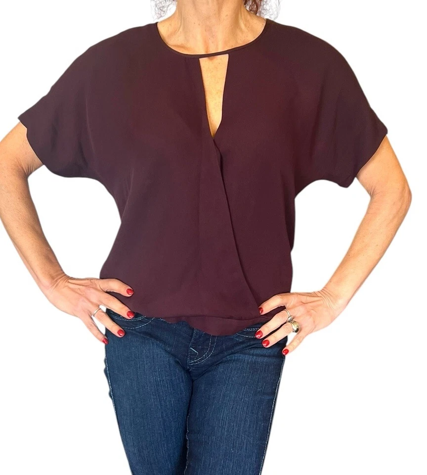 BLUSA FEMININA THEORY BLAIRE DE SEDA TOP BORDÔ ENVOLTÓRIO CRUZADO MANGA CURTA P - Imagem 3 de 4