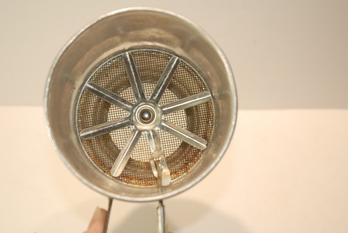 Vintage Foley Flour Sifter Squeeze Handle 1 Cup Aluminum Kitchenware - Picture 7 of 10