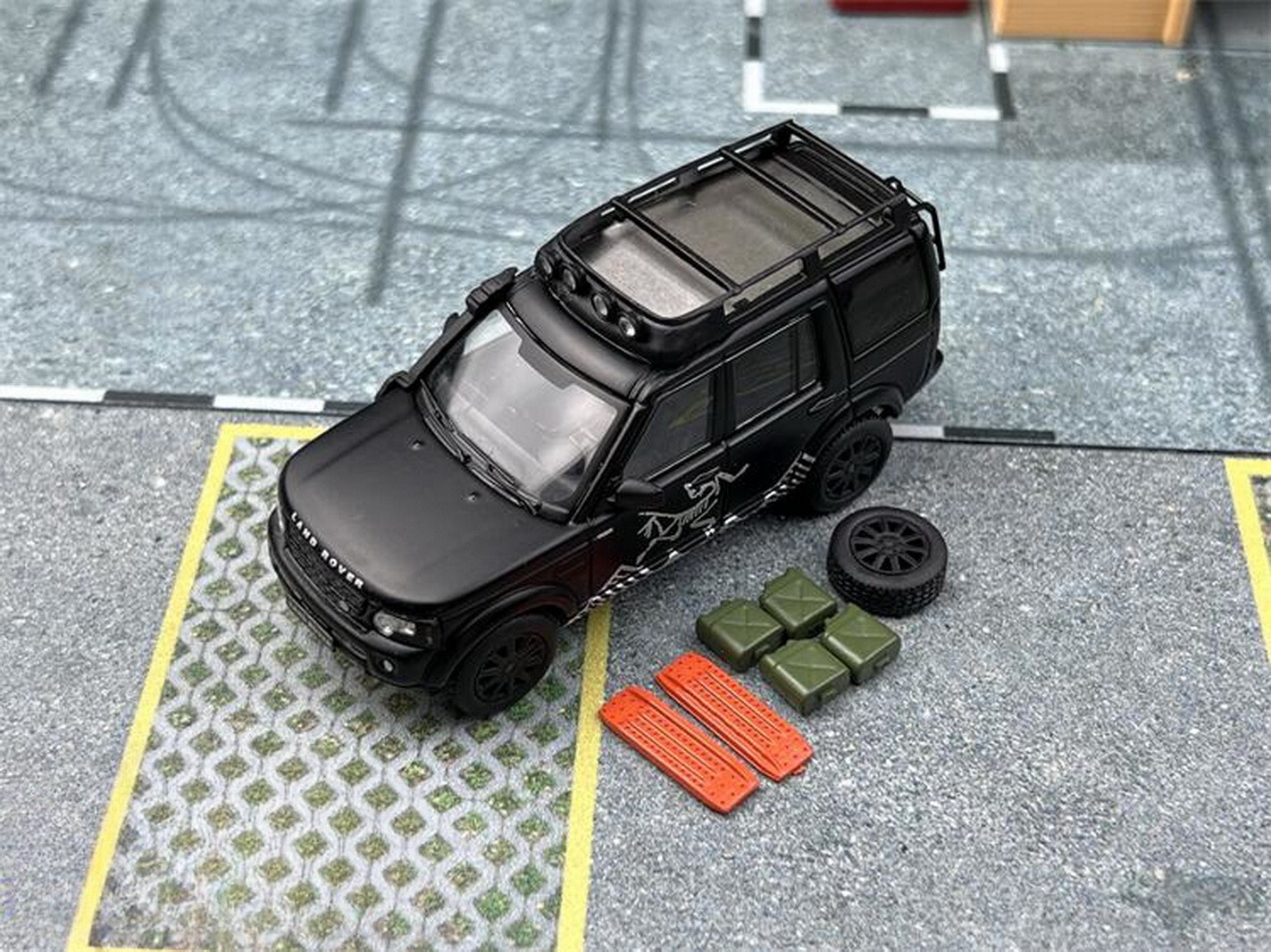 1/64 Scale Land Rover Discovery 4 Black Diecast Model with Accessories