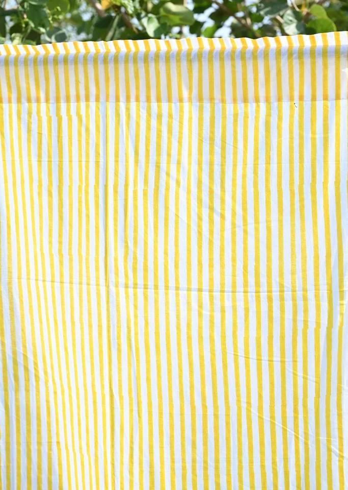 Juego de 2 cortinas de ventana de algodón indio con estampado de bloques a rayas amarillas Foto 2 de 4