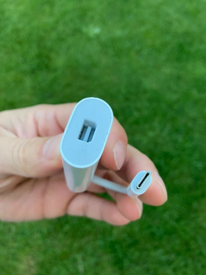  Genuine Apple Thunderbolt 3 (USB-C) to Thunderbolt 2 Adapter MMEL2ZM/A - Image 4 of 4