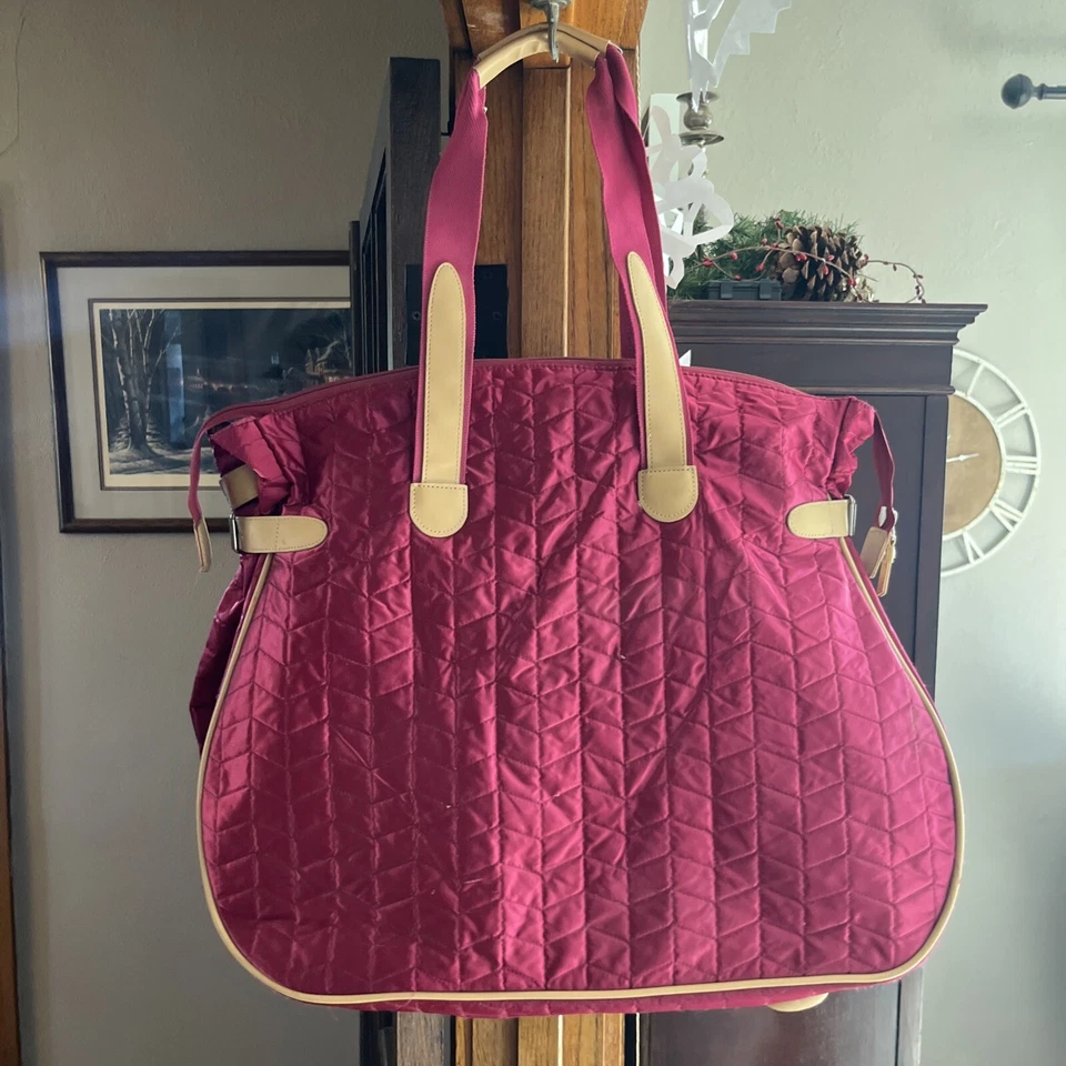 "Bolso de fin de semana Liz Claiborne grande acolchado rosa satinado tostado charol ribete 18x20x9""" Foto 2 de 4