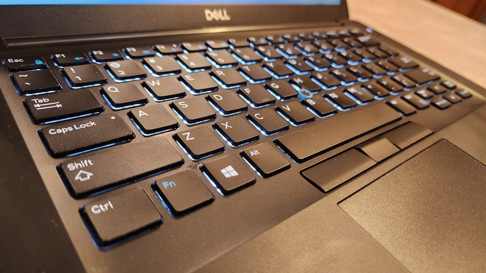 Dell Latitude 7490 14" FHD Quad i5-8350U 256GB SSD 16GB RAM HDMI USB-C Retroiluminado Foto 3 de 4