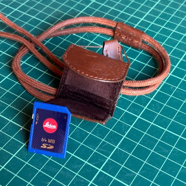 Correa Leica con estuche de cuero para tarjetas SD