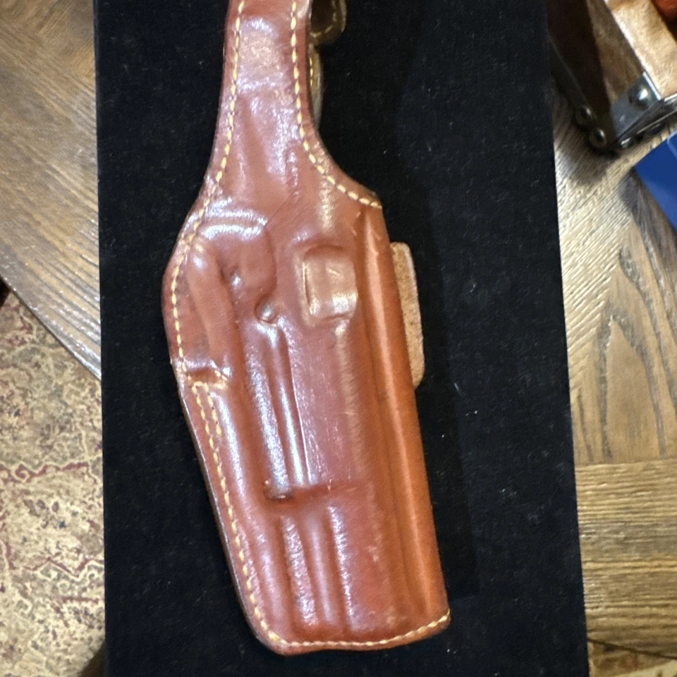 Bianchi 19L Leather Thumbsnap Suede Lined Holster for BROWNING 9MM - Image 4 of 4