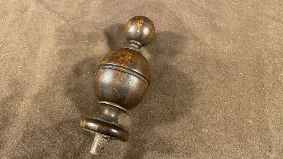 Antiguo remate de reloj de madera torneado con pátina original muebles armario espejo Foto 4 de 4