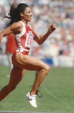 Florence Griffith Joyner USA sprints to victory in the Women's 100- Old Photo 4
