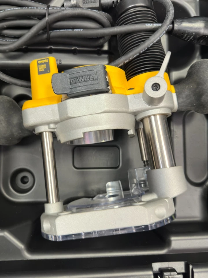 DEWALT DW618 2 1/4 HP CORDED ELECTRIC PLUNGE AND FIXED ROUTER BASE KIT W/ CASE - Image 4 of 4