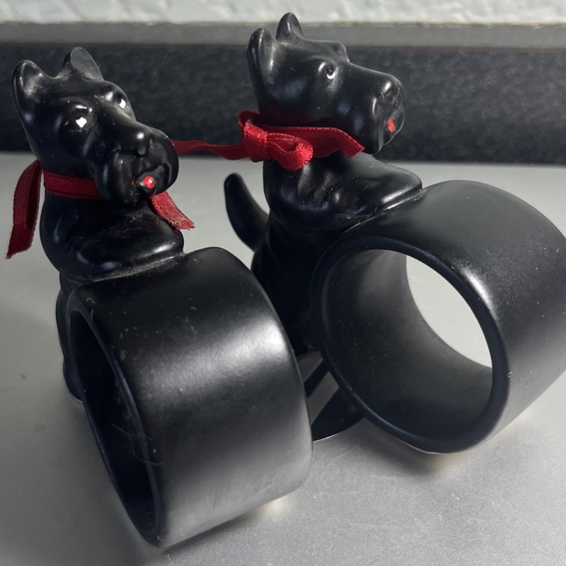 VINTAGE PAIR OF SCOTTISH TERRIER SCOTTIE DOG CERAMIC NAPKIN RINGS