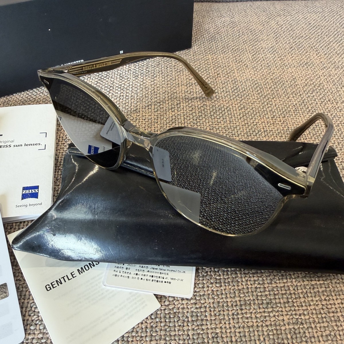 Gentle Monster LIBE KC1 Sunglasses Translucent Khaki Grey Square Flatba Frame‎ Libe KC1 – BTSGLASSES main image 4