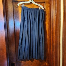 New York Michelle navy pleated skirt EUC Size 10 Machine washable.