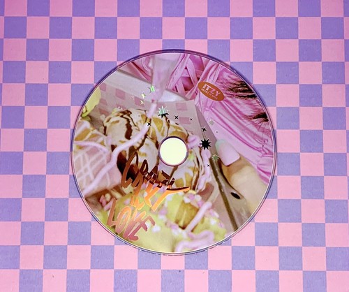 Itzy Crazy in Love Album Yuna Version with Lia + Chaeryeong PCs, Folded Poster - Picture 4 of 15